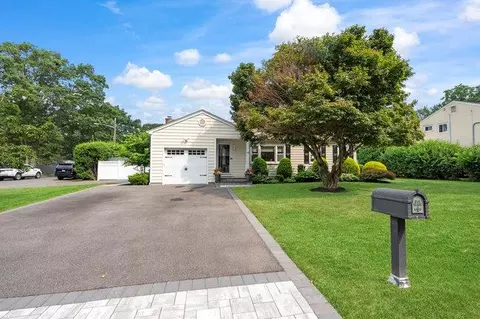 42 Kenmore St, Dix Hills, NY 11746