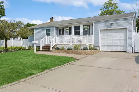 1301 Race Ave, Medford, NY 11763