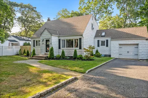 135 Woodlawn Ave, Saint James, NY 11780