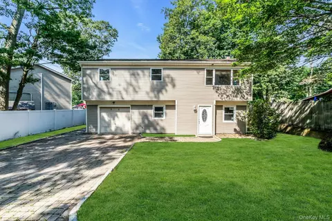 86 Jute Rd, Rocky Point, NY 11778
