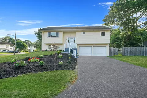 12 Circle Dr E, Brookhaven, NY 11772