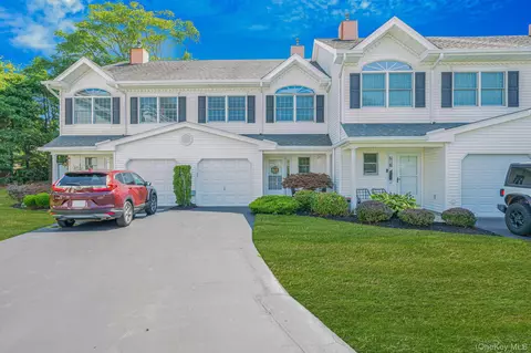 19 S Country Cmn, West Islip, NY 11795