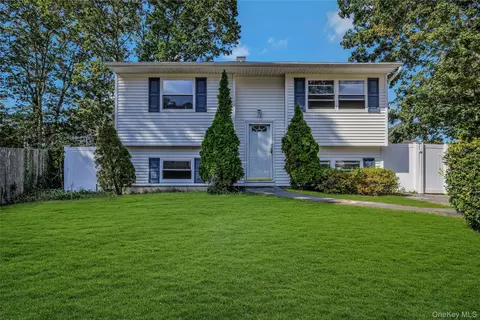 4 Beechwood Dr, Shirley, NY 11967