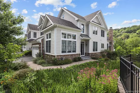 54 Dennis Ln, Mount Pleasant, NY 10570