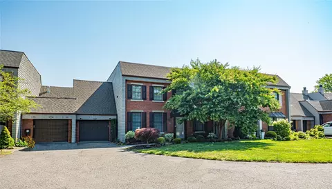 204 E Captains Way #204, Bay Shore, NY 11706
