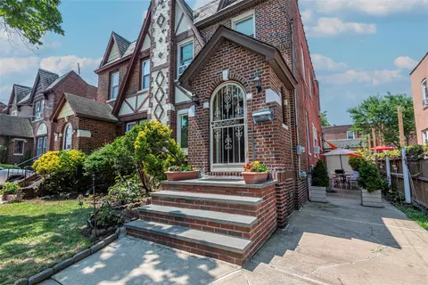 95-10 243 St, North Hempstead, NY 11001