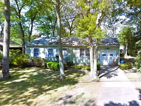 84 Walnut St, Lake Grove, NY 11755