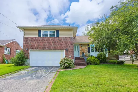 11 Driftwood Dr, Glen Cove, NY 11542