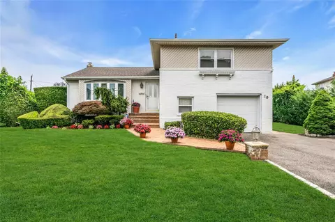 10 Temme Ct, Plainview, NY 11803