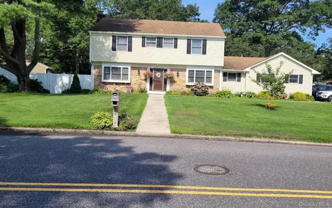 98 Wedgewood Dr, Coram, NY 11727