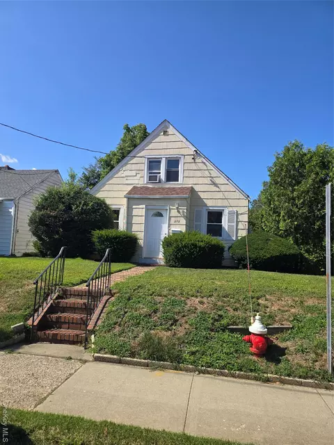 217 Hillside Ave, North Hempstead, NY 11040