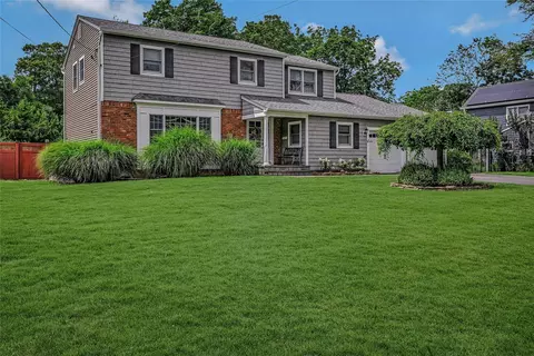 5 Whitman Ct, Huntington, NY 11743