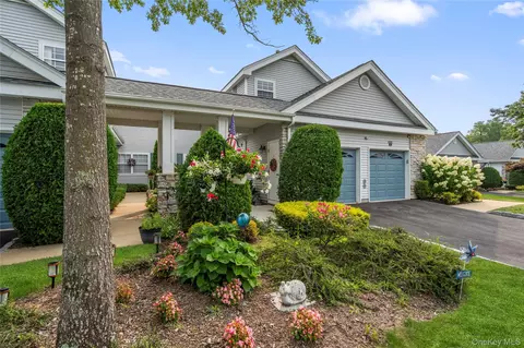 493 Woodscreek Ct, Moriches, NY 11955
