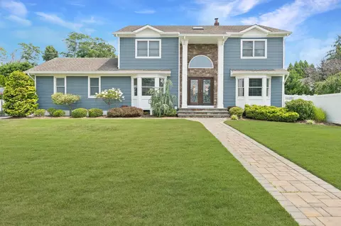51 Matinecock Ave, East Islip, NY 11730
