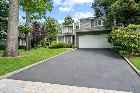 35 Tiffany Cir, North Hempstead, NY 11030