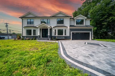 17 Park Dr E, Syosset, NY 11791