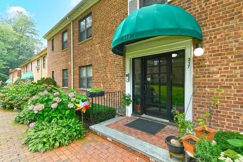 317 Main St #A, North Hempstead, NY 11576