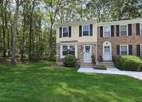 17 Penn Cmns, Yaphank, NY 11980