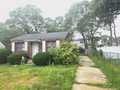 21 Sherwood Dr, Mastic Beach, NY 11951