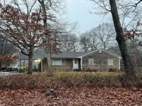 12 Caroline St, Medford, NY 11763