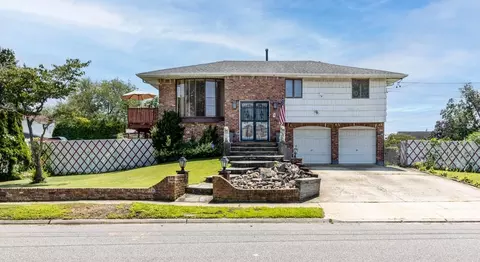 501 10th St, West Babylon, NY 11704