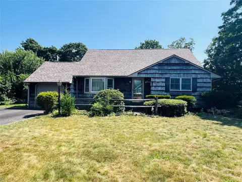 16 Washington St, Sayville, NY 11782