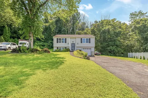 20 Hemlock Ln, Dover, NY 12594
