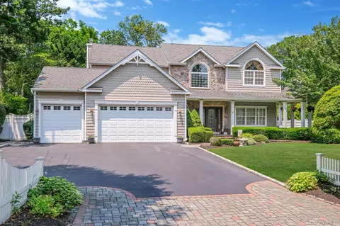 4 Premier Ct, Nesconset, NY 11767