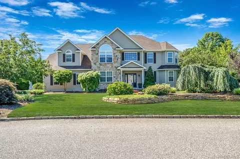 8 Monticello Dr, Shoreham, NY 11786
