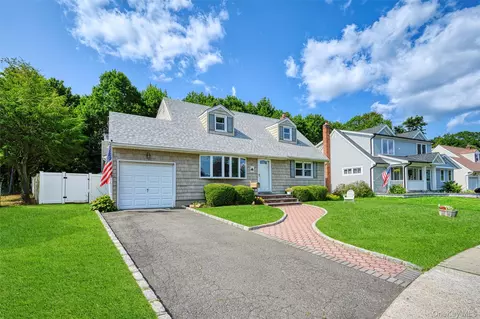 144 Radcliff Dr, East Norwich, NY 11732