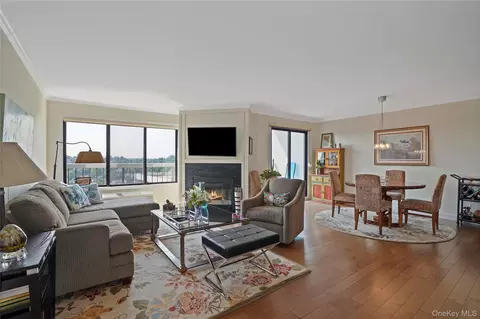 500 Highpoint Dr #PH 6, Greenburgh, NY 10530