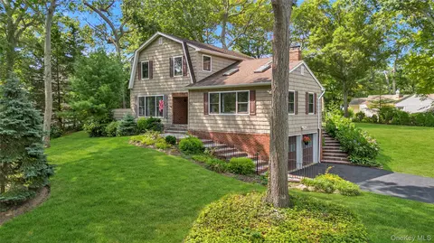 10 Woodfield Ave, Northport, NY 11768