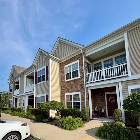 59 Wexford Ln, Oceanside, NY 11572