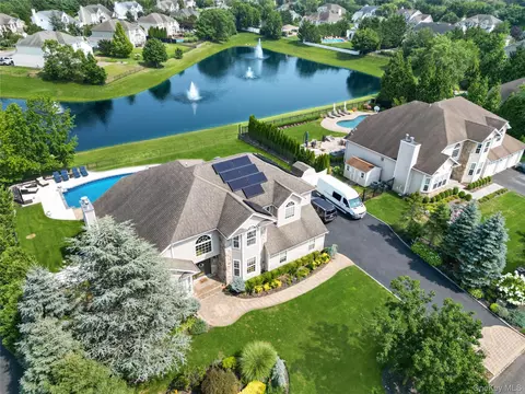 16 Island Trl, Mount Sinai, NY 11766