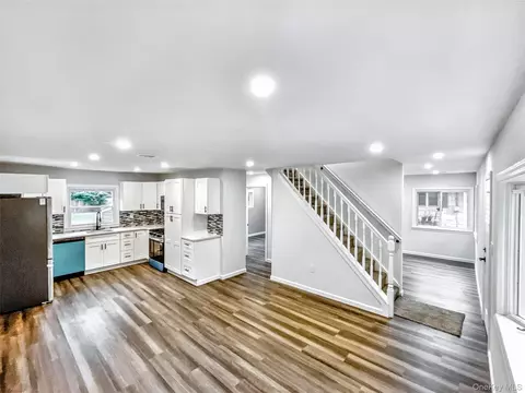 20 Hounslow Rd, Shirley, NY 11967