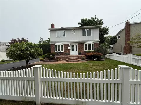 725 Clemons St, Bellmore, NY 11710