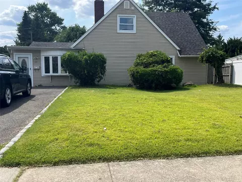 30 Hedge Ln, North Hempstead, NY 11590