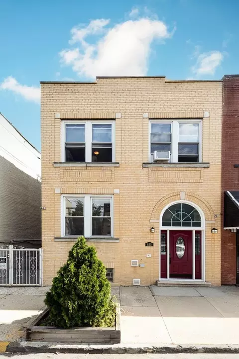 825 E 230th St, New York, NY 10466