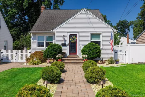 2612 Yorktown St, Oceanside, NY 11572