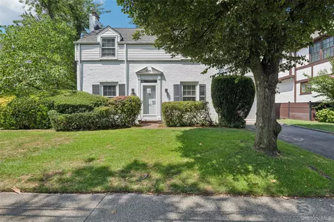 207 Derby St, North Hempstead, NY 11596