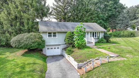 13 White Oak Ter, Hamptonburgh, NY 10916