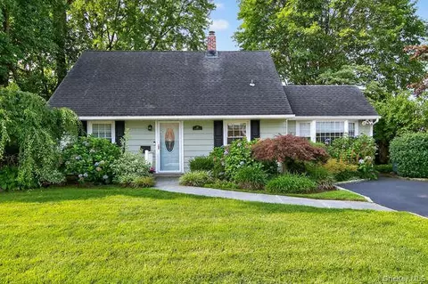 32 Peacock Ln, Levittown, NY 11756