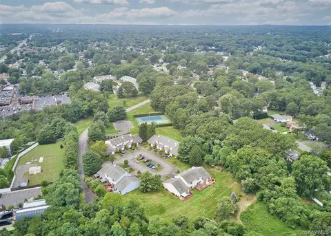 27 Sandy Hill Rd, Commack, NY 11725