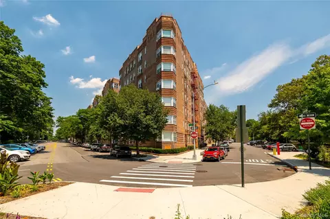 601 Pelham Pkwy N #514, New York, NY 10467