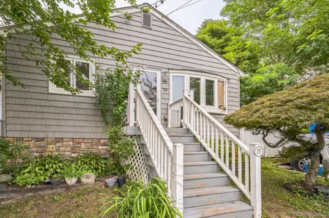 39 Willow Rd, Rocky Point, NY 11778