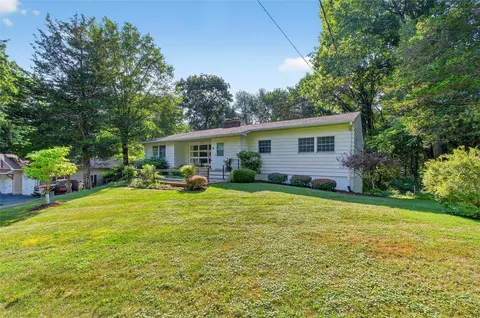 7 Oak Bend Rd, Poughkeepsie, NY 12603