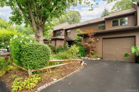 12 Brooke Hollow Ct, Ossining, NY 10562