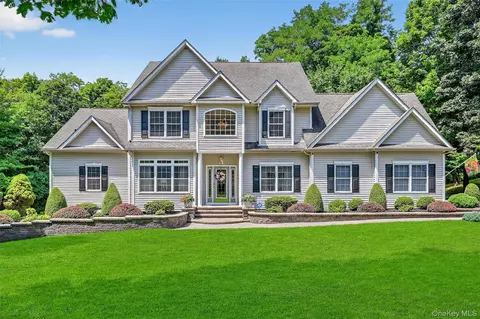 11 Arrowhead Ct, Newburgh, NY 12550