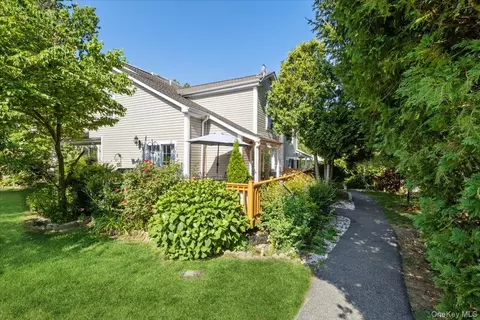 55 Pembrooke Ct, Putnam Valley, NY 10579