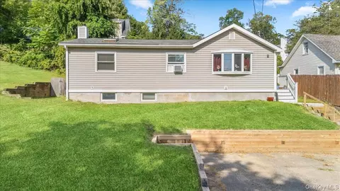 5 Spruce St, Lake Peekskill, NY 10537